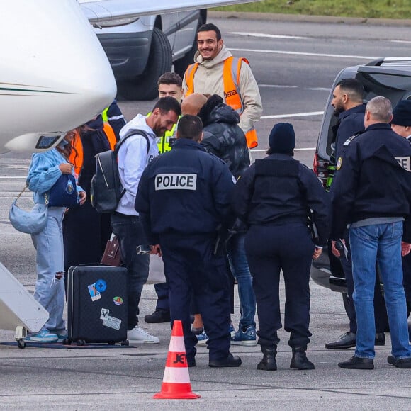 Exclusif - La famille Messi, Lionel "Leo" Messi, Antonella Roccuzzo, et leurs enfants Thiago, Mateo et Ciro, de retour à Paris avec leur jet privé à l'aéroport du Bourget. La famille est accueilli en grande pompe par le police, la gendarmerie et le personnel de l'aéroport. La famille est partie en vacances quelques jours après la victoire de l'Argentine à la coupe du monde de football 2022 au Qatar. Leo va reprendre l'entraînement avec le Paris Saint-Germain (PSG).