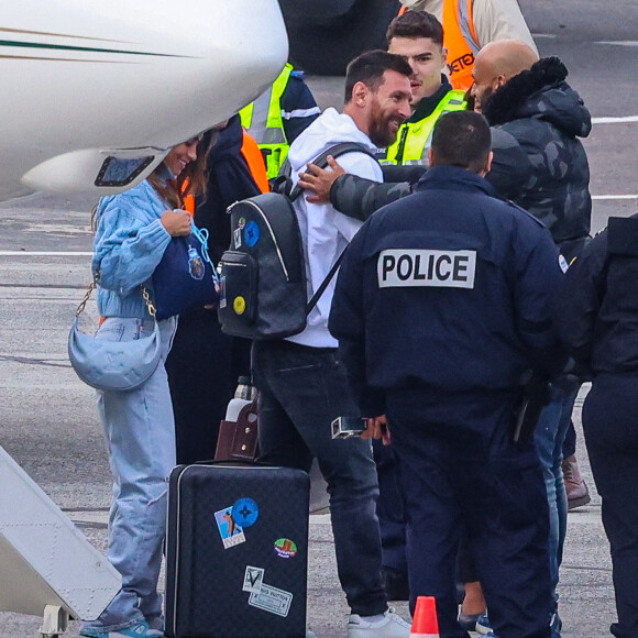 Exclusif - La famille Messi, Lionel "Leo" Messi, Antonella Roccuzzo, et leurs enfants Thiago, Mateo et Ciro, de retour à Paris avec leur jet privé à l'aéroport du Bourget. La famille est accueilli en grande pompe par le police, la gendarmerie et le personnel de l'aéroport. La famille est partie en vacances quelques jours après la victoire de l'Argentine à la coupe du monde de football 2022 au Qatar. Leo va reprendre l'entraînement avec le Paris Saint-Germain (PSG).