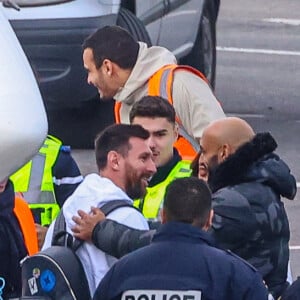 Exclusif - La famille Messi, Lionel "Leo" Messi, Antonella Roccuzzo, et leurs enfants Thiago, Mateo et Ciro, de retour à Paris avec leur jet privé à l'aéroport du Bourget. La famille est accueilli en grande pompe par le police, la gendarmerie et le personnel de l'aéroport. La famille est partie en vacances quelques jours après la victoire de l'Argentine à la coupe du monde de football 2022 au Qatar. Leo va reprendre l'entraînement avec le Paris Saint-Germain (PSG).