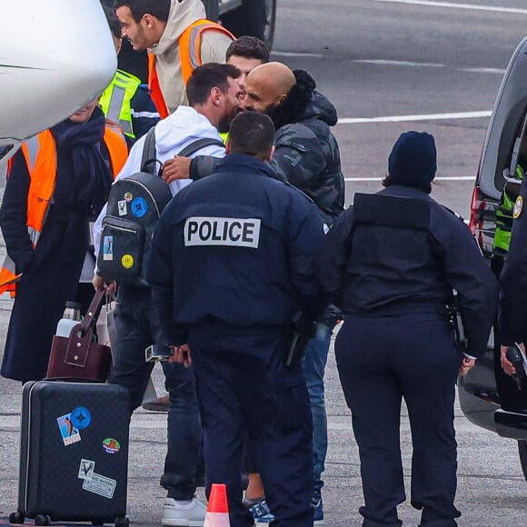 Exclusif - La famille Messi, Lionel "Leo" Messi, Antonella Roccuzzo, et leurs enfants Thiago, Mateo et Ciro, de retour à Paris avec leur jet privé à l'aéroport du Bourget. La famille est accueilli en grande pompe par le police, la gendarmerie et le personnel de l'aéroport. La famille est partie en vacances quelques jours après la victoire de l'Argentine à la coupe du monde de football 2022 au Qatar. Leo va reprendre l'entraînement avec le Paris Saint-Germain (PSG).