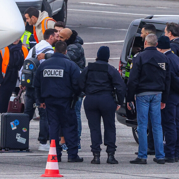 Exclusif - La famille Messi, Lionel "Leo" Messi, Antonella Roccuzzo, et leurs enfants Thiago, Mateo et Ciro, de retour à Paris avec leur jet privé à l'aéroport du Bourget. La famille est accueilli en grande pompe par le police, la gendarmerie et le personnel de l'aéroport. La famille est partie en vacances quelques jours après la victoire de l'Argentine à la coupe du monde de football 2022 au Qatar. Leo va reprendre l'entraînement avec le Paris Saint-Germain (PSG).
