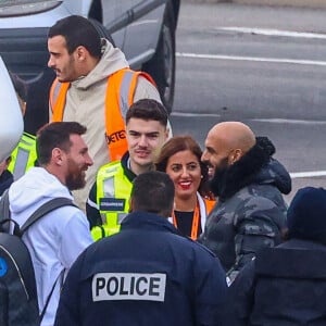 Exclusif - La famille Messi, Lionel "Leo" Messi, Antonella Roccuzzo, et leurs enfants Thiago, Mateo et Ciro, de retour à Paris avec leur jet privé à l'aéroport du Bourget. La famille est accueilli en grande pompe par le police, la gendarmerie et le personnel de l'aéroport. La famille est partie en vacances quelques jours après la victoire de l'Argentine à la coupe du monde de football 2022 au Qatar. Leo va reprendre l'entraînement avec le Paris Saint-Germain (PSG).