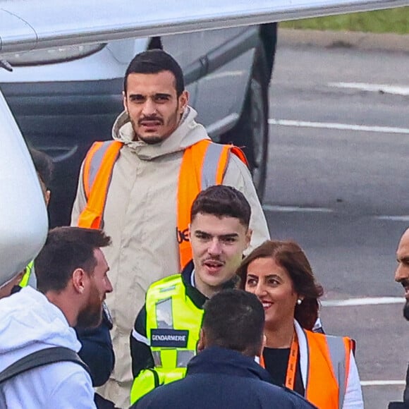 Exclusif - La famille Messi, Lionel "Leo" Messi, Antonella Roccuzzo, et leurs enfants Thiago, Mateo et Ciro, de retour à Paris avec leur jet privé à l'aéroport du Bourget. La famille est accueilli en grande pompe par le police, la gendarmerie et le personnel de l'aéroport. La famille est partie en vacances quelques jours après la victoire de l'Argentine à la coupe du monde de football 2022 au Qatar. Leo va reprendre l'entraînement avec le Paris Saint-Germain (PSG).