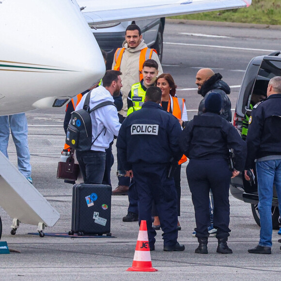 Exclusif - La famille Messi, Lionel "Leo" Messi, Antonella Roccuzzo, et leurs enfants Thiago, Mateo et Ciro, de retour à Paris avec leur jet privé à l'aéroport du Bourget. La famille est accueilli en grande pompe par le police, la gendarmerie et le personnel de l'aéroport. La famille est partie en vacances quelques jours après la victoire de l'Argentine à la coupe du monde de football 2022 au Qatar. Leo va reprendre l'entraînement avec le Paris Saint-Germain (PSG).