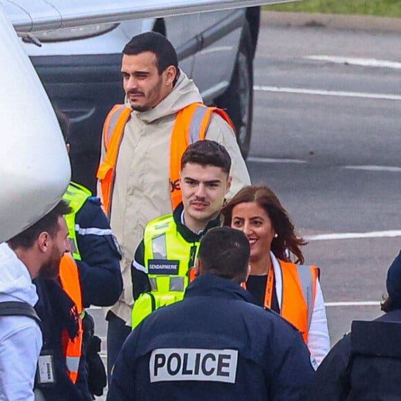 Exclusif - La famille Messi, Lionel "Leo" Messi, Antonella Roccuzzo, et leurs enfants Thiago, Mateo et Ciro, de retour à Paris avec leur jet privé à l'aéroport du Bourget. La famille est accueilli en grande pompe par le police, la gendarmerie et le personnel de l'aéroport. La famille est partie en vacances quelques jours après la victoire de l'Argentine à la coupe du monde de football 2022 au Qatar. Leo va reprendre l'entraînement avec le Paris Saint-Germain (PSG).