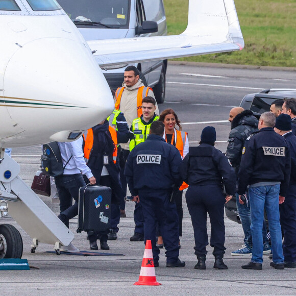 Exclusif - La famille Messi, Lionel "Leo" Messi, Antonella Roccuzzo, et leurs enfants Thiago, Mateo et Ciro, de retour à Paris avec leur jet privé à l'aéroport du Bourget. La famille est accueilli en grande pompe par le police, la gendarmerie et le personnel de l'aéroport. La famille est partie en vacances quelques jours après la victoire de l'Argentine à la coupe du monde de football 2022 au Qatar. Leo va reprendre l'entraînement avec le Paris Saint-Germain (PSG).
