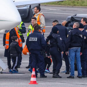 Exclusif - La famille Messi, Lionel "Leo" Messi, Antonella Roccuzzo, et leurs enfants Thiago, Mateo et Ciro, de retour à Paris avec leur jet privé à l'aéroport du Bourget. La famille est accueilli en grande pompe par le police, la gendarmerie et le personnel de l'aéroport. La famille est partie en vacances quelques jours après la victoire de l'Argentine à la coupe du monde de football 2022 au Qatar. Leo va reprendre l'entraînement avec le Paris Saint-Germain (PSG).