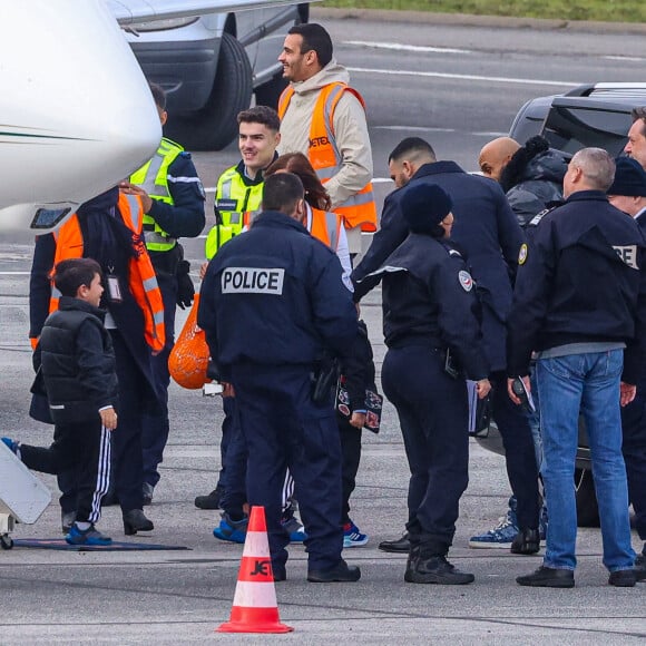 Exclusif - La famille Messi, Lionel "Leo" Messi, Antonella Roccuzzo, et leurs enfants Thiago, Mateo et Ciro, de retour à Paris avec leur jet privé à l'aéroport du Bourget. La famille est accueilli en grande pompe par le police, la gendarmerie et le personnel de l'aéroport. La famille est partie en vacances quelques jours après la victoire de l'Argentine à la coupe du monde de football 2022 au Qatar. Leo va reprendre l'entraînement avec le Paris Saint-Germain (PSG).