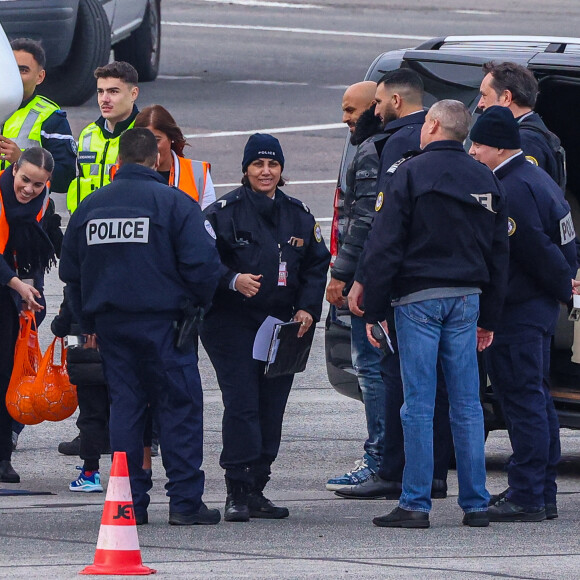 Exclusif - La famille Messi, Lionel "Leo" Messi, Antonella Roccuzzo, et leurs enfants Thiago, Mateo et Ciro, de retour à Paris avec leur jet privé à l'aéroport du Bourget. La famille est accueilli en grande pompe par le police, la gendarmerie et le personnel de l'aéroport. La famille est partie en vacances quelques jours après la victoire de l'Argentine à la coupe du monde de football 2022 au Qatar. Leo va reprendre l'entraînement avec le Paris Saint-Germain (PSG).