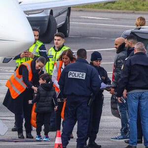 Exclusif - La famille Messi, Lionel "Leo" Messi, Antonella Roccuzzo, et leurs enfants Thiago, Mateo et Ciro, de retour à Paris avec leur jet privé à l'aéroport du Bourget. La famille est accueilli en grande pompe par le police, la gendarmerie et le personnel de l'aéroport. La famille est partie en vacances quelques jours après la victoire de l'Argentine à la coupe du monde de football 2022 au Qatar. Leo va reprendre l'entraînement avec le Paris Saint-Germain (PSG).