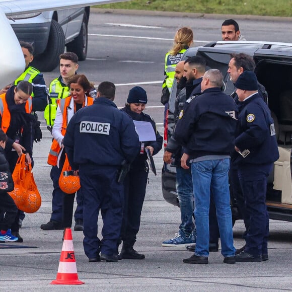 Exclusif - La famille Messi, Lionel "Leo" Messi, Antonella Roccuzzo, et leurs enfants Thiago, Mateo et Ciro, de retour à Paris avec leur jet privé à l'aéroport du Bourget. La famille est accueilli en grande pompe par le police, la gendarmerie et le personnel de l'aéroport. La famille est partie en vacances quelques jours après la victoire de l'Argentine à la coupe du monde de football 2022 au Qatar. Leo va reprendre l'entraînement avec le Paris Saint-Germain (PSG).