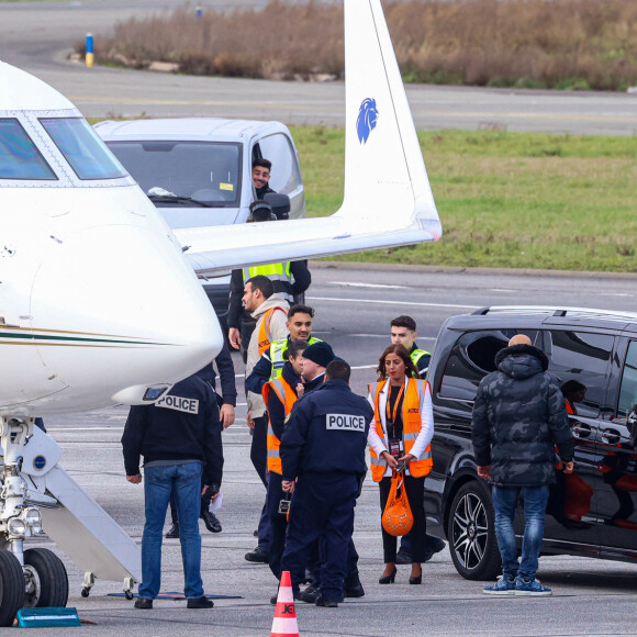 Exclusif - La famille Messi, Lionel "Leo" Messi, Antonella Roccuzzo, et leurs enfants Thiago, Mateo et Ciro, de retour à Paris avec leur jet privé à l'aéroport du Bourget. La famille est accueilli en grande pompe par le police, la gendarmerie et le personnel de l'aéroport. La famille est partie en vacances quelques jours après la victoire de l'Argentine à la coupe du monde de football 2022 au Qatar. Leo va reprendre l'entraînement avec le Paris Saint-Germain (PSG).