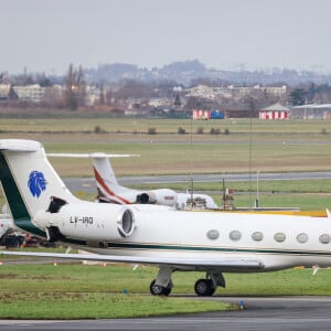 Exclusif - La famille Messi, Lionel "Leo" Messi, Antonella Roccuzzo, et leurs enfants Thiago, Mateo et Ciro, de retour à Paris avec leur jet privé à l'aéroport du Bourget. La famille est accueilli en grande pompe par le police, la gendarmerie et le personnel de l'aéroport. La famille est partie en vacances quelques jours après la victoire de l'Argentine à la coupe du monde de football 2022 au Qatar. Leo va reprendre l'entraînement avec le Paris Saint-Germain (PSG).