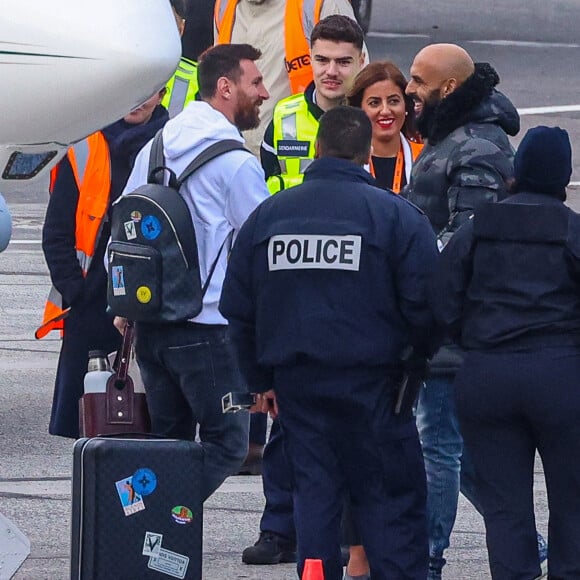 Exclusif - La famille Messi, Lionel "Leo" Messi, Antonella Roccuzzo, et leurs enfants Thiago, Mateo et Ciro, de retour à Paris avec leur jet privé à l'aéroport du Bourget. La famille est accueilli en grande pompe par le police, la gendarmerie et le personnel de l'aéroport. La famille est partie en vacances quelques jours après la victoire de l'Argentine à la coupe du monde de football 2022 au Qatar. Leo va reprendre l'entraînement avec le Paris Saint-Germain (PSG).