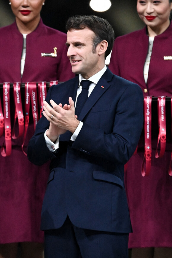 Le président Emmanuel Macron - Remise du trophée de la Coupe du Monde 2022 au Qatar (FIFA World Cup Qatar 2022). Doha, le 18 décembre 2022. © Philippe Perusseau / Bestimage