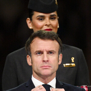 Emmanuel Macron - president de la Republique Francaise - Remise du trophée de la Coupe du Monde 2022 au Qatar (FIFA World Cup Qatar 2022) à l'équipe d'argentine après sa victoire contre la France en finale (3-3 - tab 2-4). Doha, le 18 décembre 2022.