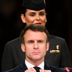 Emmanuel Macron - president de la Republique Francaise - Remise du trophée de la Coupe du Monde 2022 au Qatar (FIFA World Cup Qatar 2022) à l'équipe d'argentine après sa victoire contre la France en finale (3-3 - tab 2-4). Doha, le 18 décembre 2022.