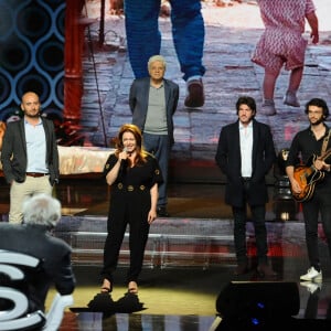 Exclusif - Gerard Darmon, son petit-fils Tom, son ami Benjamin, Isabelle Boulay, Enrico Macias, Hadrien Raccah, son fils Jules et Philippe Lellouche - Surprises - Enregistrement de l'émission "La Chanson secrète 7 " à la Scène musicale à Paris, qui sera diffusée le 15 janvier 2021 sur TF1. © Gaffiot-Moreau / Bestimage 