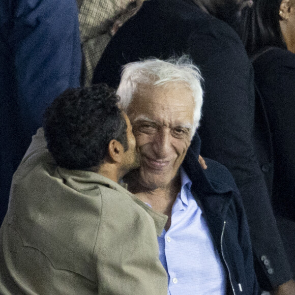 Jamel Debbouze, Gérard Darmon - People assistent au match aller de la Ligue des Champions entre le Paris Saint-Germain et la Juventus (2-1) au Parc des Princes à Paris le 6 septembre 2022. 