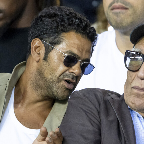 Jamel Debbouze, Gérard Darmon - People assistent au match aller de la Ligue des Champions entre le Paris Saint-Germain et la Juventus (2-1) au Parc des Princes à Paris le 6 septembre 2022. 