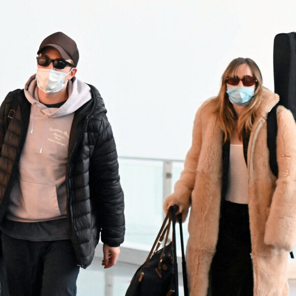 Exclusif - Robert Pattinson et sa compagne Suki Waterhouse arrivent à l'aéroport de New York (JFK), le 2 janvier 2023. 