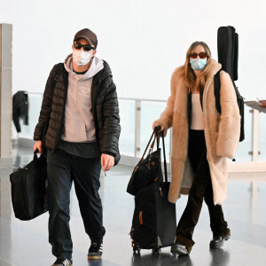 Exclusif - Robert Pattinson et sa compagne Suki Waterhouse arrivent à l'aéroport de New York (JFK), le 2 janvier 2023. 