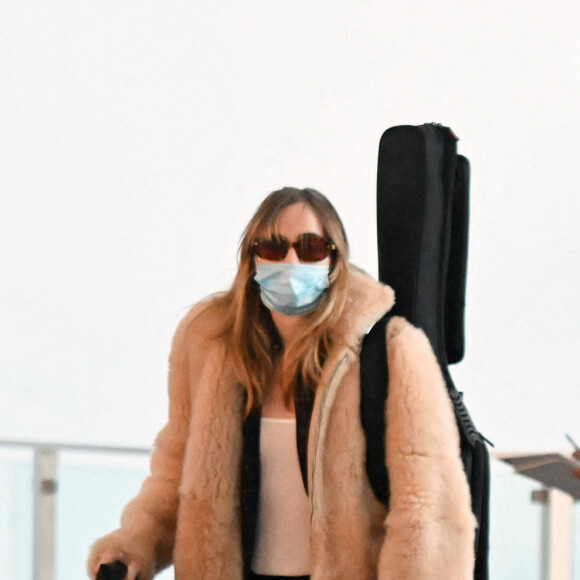 Exclusif - Robert Pattinson et sa compagne Suki Waterhouse arrivent à l'aéroport de New York (JFK), le 2 janvier 2023. 