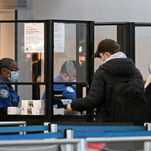Exclusif - Robert Pattinson et sa compagne Suki Waterhouse arrivent à l'aéroport de New York (JFK), le 2 janvier 2023. 