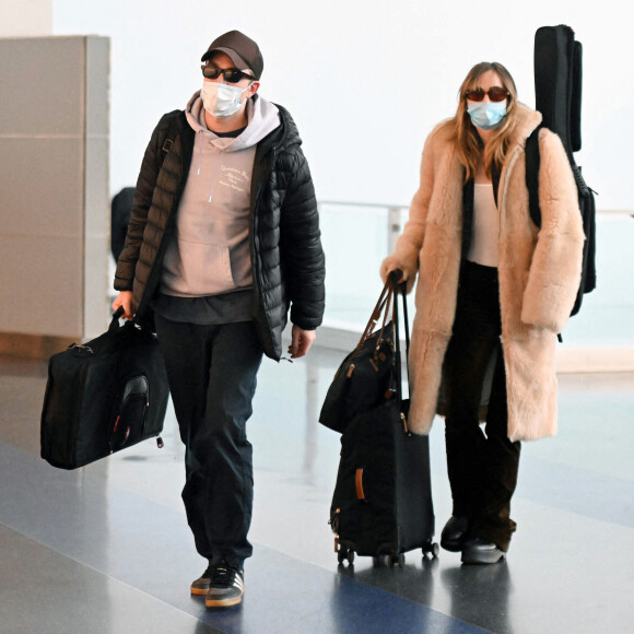 Exclusif - Robert Pattinson et sa compagne Suki Waterhouse arrivent à l'aéroport de New York (JFK), le 2 janvier 2023. 