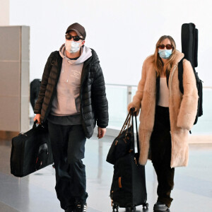 Exclusif - Robert Pattinson et sa compagne Suki Waterhouse arrivent à l'aéroport de New York (JFK), le 2 janvier 2023. 