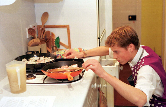 Le prince William cuisine à Eton College