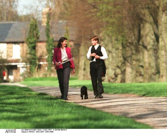 Le prince William se promène dans le parc d'Eton