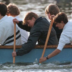 Le prince William au Eton College - Kayak entre amis