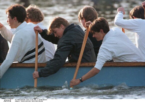 Le prince William au Eton College - Kayak entre amis