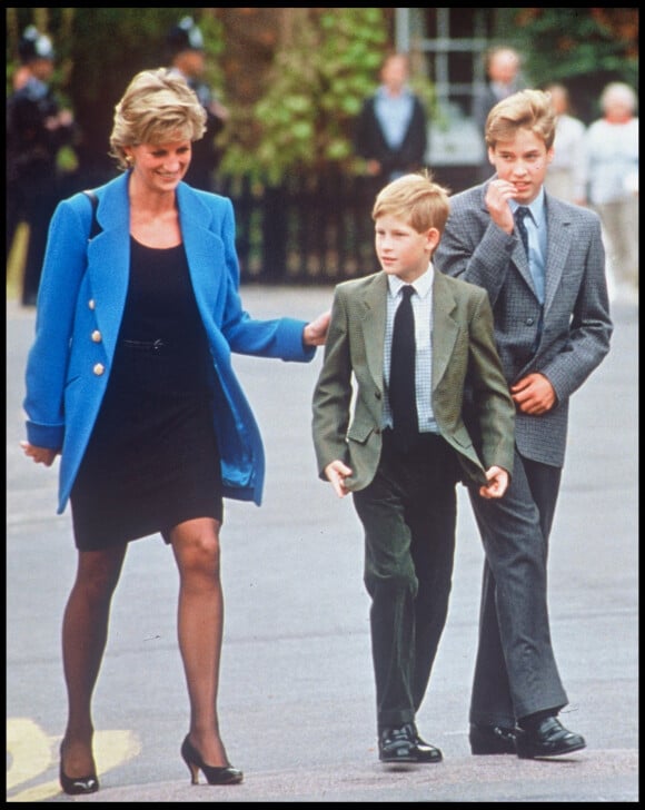 Le prince William et le prince Harry avec leur mère Lady Diana à la sortie d'Eton College en 1995.