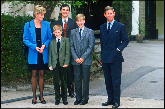 Le prince William et le prince Harry avec leur mère Lady Diana et leur père le prince Charles à la sortie d'Eton College en 1995.