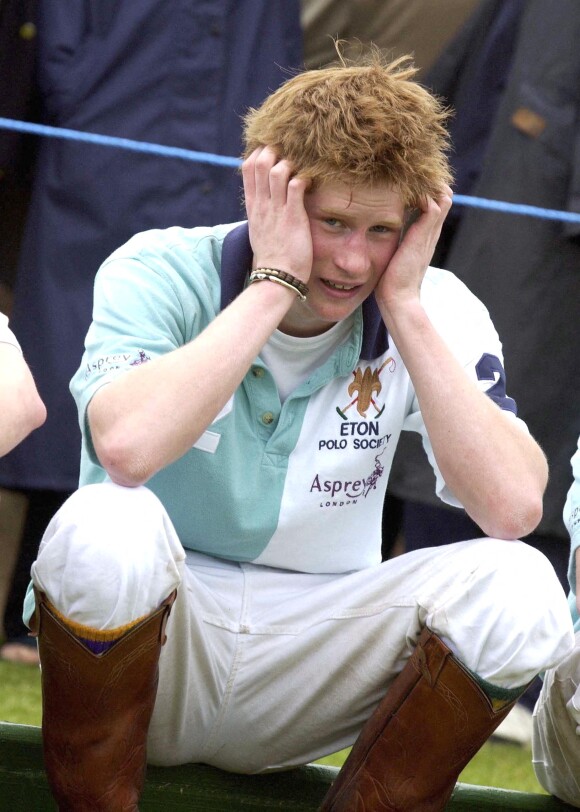 Le prince Harry - Le prince Harry joue dans le match de polo Eton vs Cheltenham à Cirencester, Gloucestershire, Royaume Uni, le 10 mai 2003. 