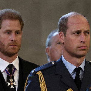 Le prince Harry, duc de Sussex, le prince de Galles William - Intérieur - Procession cérémonielle du cercueil de la reine Elisabeth II du palais de Buckingham à Westminster Hall à Londres.