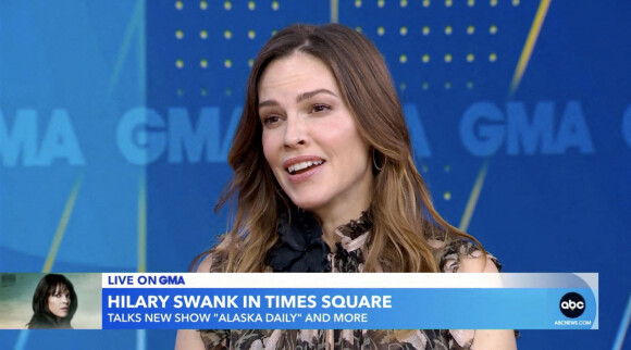 Hilary Swank sur le plateau de l'émission "Good Morning America" à New York, le 5 octobre 2022. 