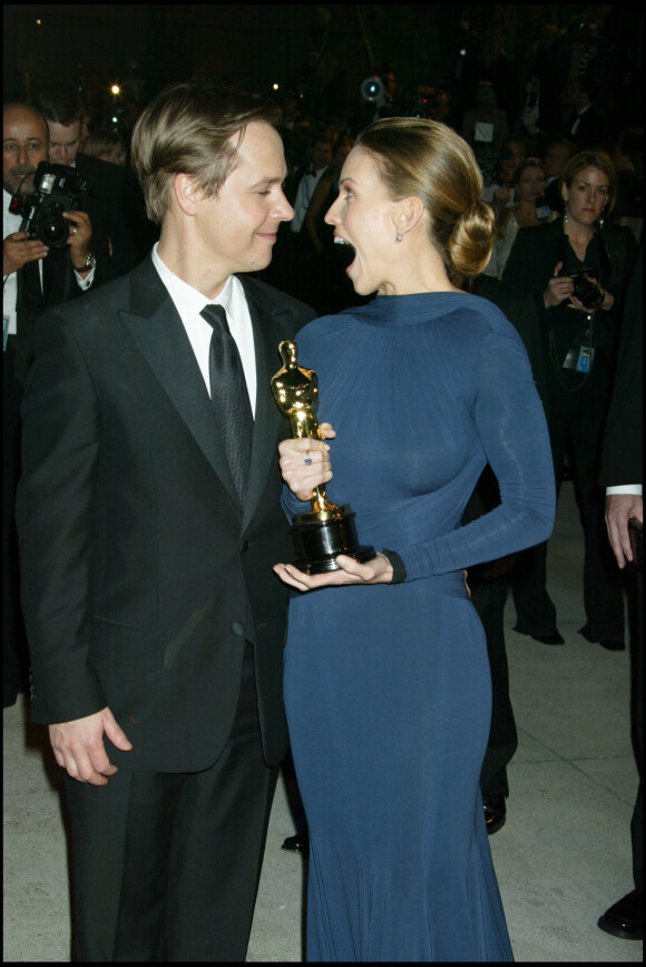 Hilary Swank et Chad Lowe, Oscar de la meilleure actrice pour le film "Million Dollar Baby" à la soirée Vanity Fair après les Oscars le 27 février 2005.