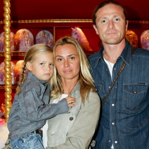 Emmanuel Petit et Agathe de la Fontaine et leur fille Zoé - Soirée pour la sortie du DVD "Barbie et le cheval magique" au Cirque d'hiver à Paris le 8 octobre 2005.