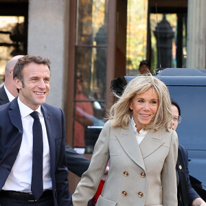 Le président français Emmanuel Macron et sa femme Brigitte arrivent à La Nouvelle-Orleans, accueillis par la maire de la ville LaToya Cantrell, à l'occasion de leur voyage officiel aux Etats-Unis. Le 2 décembre 2022 © Dominique Jacovides / Bestimage