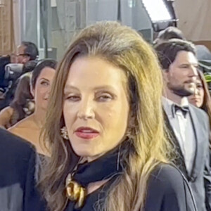 Lisa Marie Presley arrive à la cérémonie des Golden Globe avec son manager Jerry Schilling à Los Angeles.