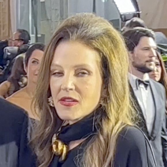 Lisa Marie Presley arrive à la cérémonie des Golden Globe avec son manager Jerry Schilling à Los Angeles.