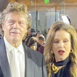 Lisa Marie Presley arrive à la cérémonie des Golden Globe avec son manager Jerry Schilling à Los Angeles le 10 janvier 2023.