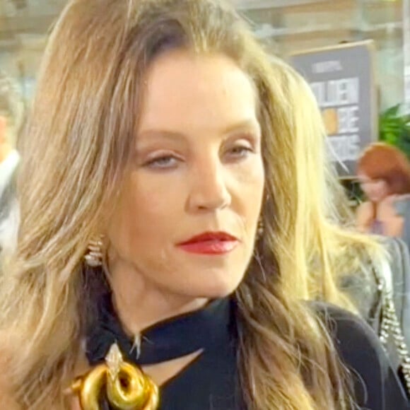 Lisa Marie Presley arrive à la cérémonie des Golden Globe avec son manager Jerry Schilling à Los Angeles le 10 janvier 2023.