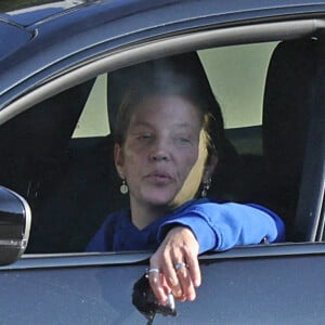 Exclusif - Lisa-Marie Presley arrête sa Maserati le long de la route pour faire une pause cigarette à Los Angeles le 17 novembre 2021.