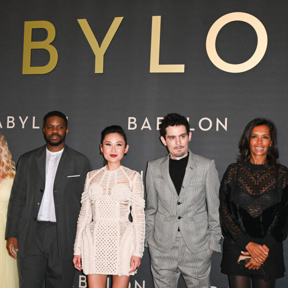 Matthew Plouffe, Olivia Hamilton, Jovan Adepo, Li Jun Li, Damien Chazelle, Karine Le Marchand et Brad Pitt à la première du film "Babylon" au cinéma Le Grand Rex à Paris, France, le 14 janvier 2023. © Coadic Guirec/Bestimage 