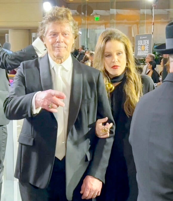 Lisa Marie Presley arrivant à la cérémonie des Golden Globe avec son manager Jerry Schilling à Los Angeles le 10 janvier 2023.