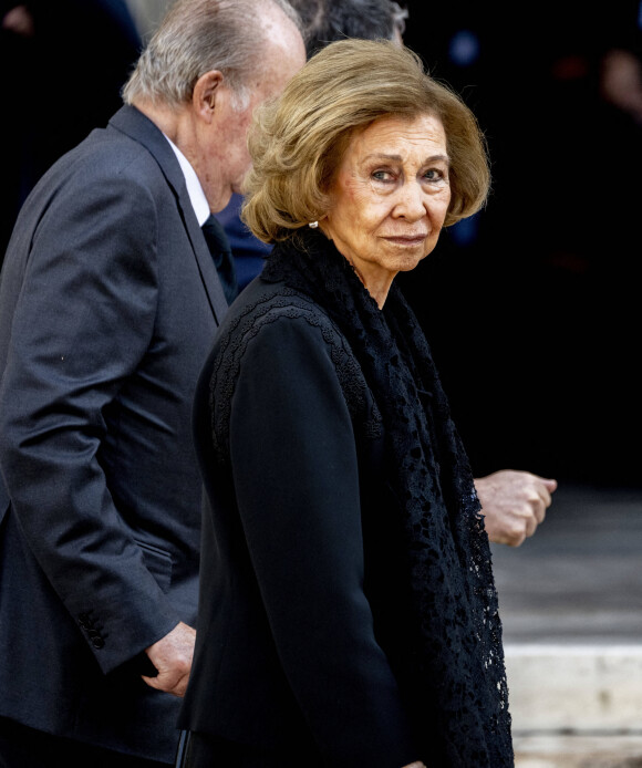 La reine Sofia d'Espagne - Arrivées aux obsèques du roi Constantin II de Grèce en la cathédrale métropolitaine d'Athènes le 16 janvier 2023. 